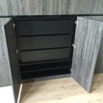 Binneladen kledingkast met tv.