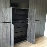 Binnezijde kledingkast met tv.