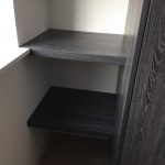 Kledingkast met open legplanken.