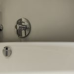 Bad met armaturen chroom.