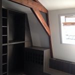 Inloopkast verwerkt om houtenbalken woning Amsterdam.