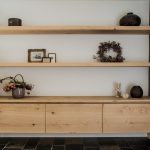 Eikenhouten kastenwand.